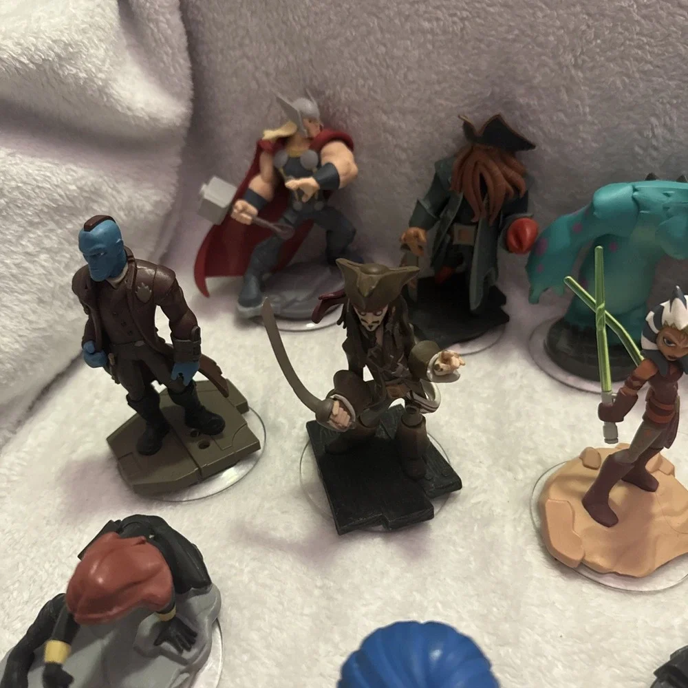Disney Infinity Figurines Lot Of 26‎ With Portal, Star Wars, Avengers, and More.